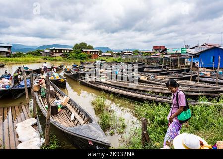 INLE, MYANMAR - 16. AUG 2015: Transport und Materialtransport von Intha-Monority-Menschen mit dem Langboot für schnellen Zugang zu den Veränderungen im Inle-See, Stockfoto