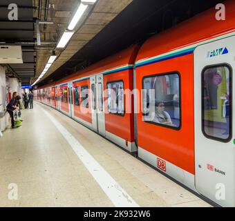 FRANKFURT, DEUTSCHLAND - SEP 11, 2015: U-Bahn bereit, den Bahnhof in Frankfurt zu verlassen. Die Hauptwache ist mit 181.000 Passagieren pro Tag der dritte Bus Stockfoto