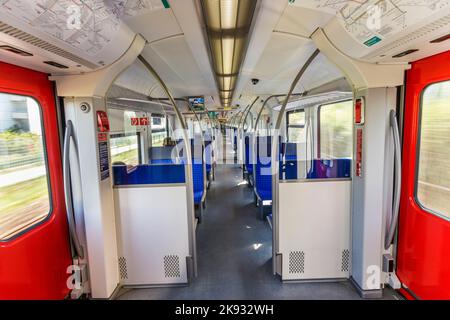 FRANKFURT AM MAIN, DEUTSCHLAND - 11. SEPTEMBER 2015: Inneneinrichtung des elektrischen Triebwerktrikums der S-Bahn Frankfurt am Main. Stockfoto