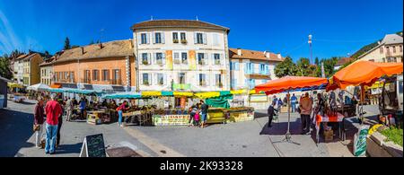 SEYNE, FRANKREICH - SEP 25, 2015: Menschen auf dem wöchentlichen lokalen Markt in Seyne, Frankreich. Sie verkaufen lokale Produkte auf dem Markt, vor allem Lebensmittel und Blumen. Stockfoto