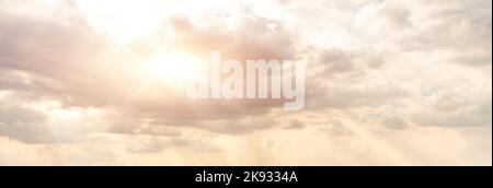 Panorama Hintergrund eines Sonnenuntergangs wolkigen Himmel mit Blick auf die Sonne Stockfoto