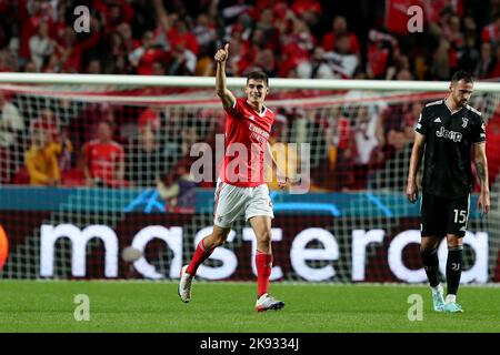 Lissabon, Portugal. 25. Oktober 2022. Antonio Silva (L) aus Benfica feiert sein Tor beim UEFA Champions League-Spiel der Gruppe H zwischen SL Benfica und Juventus am 25. Oktober 2022 in Lissabon, Portugal. Quelle: Pedro Fiuza/Xinhua/Alamy Live News Stockfoto
