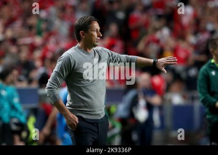 Lissabon, Portugal. 25. Oktober 2022. Benficas Cheftrainer Roger Schmidt zeigt sich beim UEFA Champions League-Spiel der Gruppe H zwischen SL Benfica und Juventus am 25. Oktober 2022 in Lissabon, Portugal. Quelle: Pedro Fiuza/Xinhua/Alamy Live News Stockfoto