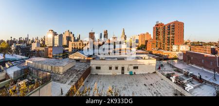 NEW YORK, USA - 20. Okt 2015: Skyline von New York bei Sonnenuntergang von Brooklyn aus gesehen. Brooklyn ist die bevölkerungsreichste der fünf Stadtbezirke der Stadt New York mit einem Stockfoto