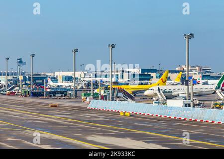 FRANKFURT, DEUTSCHLAND - 20. Okt 2015: Flugzeug in der Nähe des Terminals 1 am Frankfurter Flughafen. Er ist einer der verkehrsreichsten Flughäfen Europas mit Stockfoto