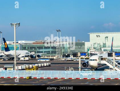 FRANKFURT, DEUTSCHLAND - 20. Okt 2015: Flugzeug in der Nähe des Terminals 1 am Frankfurter Flughafen. Er ist einer der verkehrsreichsten Flughäfen Europas mit Stockfoto