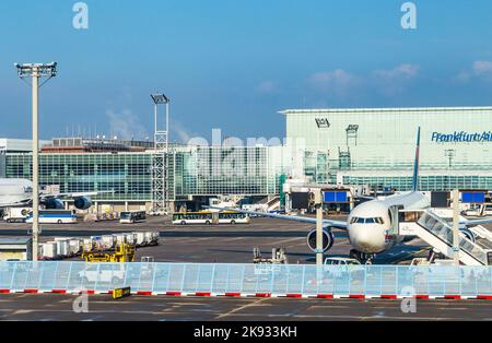 FRANKFURT, DEUTSCHLAND - 20. Okt 2015: Flugzeug in der Nähe des Terminals 1 am Frankfurter Flughafen. Er ist einer der verkehrsreichsten Flughäfen Europas mit Stockfoto