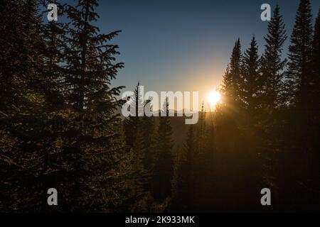 Ein Sonnenuntergang in der Holy Cross Wilderness Gegend außerhalb von Vail Colorado, aufgenommen bei dem regen Herbstwetter. Dieses Foto sollte inspirieren, fördern und Ehrfurcht erwecken Stockfoto