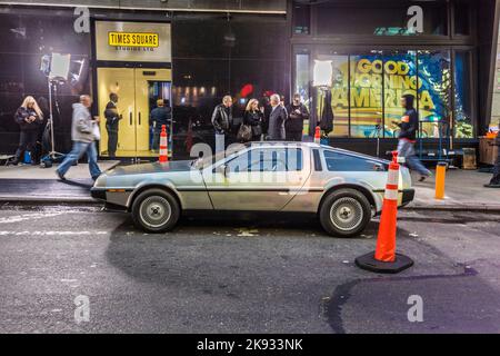 NEW YORK, USA - 21. AUG 2015: Die Leute bewundern den berühmten original amc Chrom-Wagen aus dem Film zurück in die Zukunft, der auf dem Time Square präsentiert wurde, aufgrund von 25. A Stockfoto