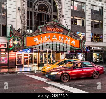 NEW YORK, USA - 21. Okt 2015: Das berühmte Hard Rock Cafe befindet sich im Herzen des Times Square in New York Cit, wo das ehemalige Paramount Theater stattfand Stockfoto