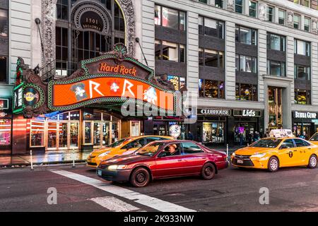 NEW YORK, USA - 21. Okt 2015: Das berühmte Hard Rock Cafe befindet sich im Herzen des Times Square in New York Cit, wo das ehemalige Paramount Theater stattfand Stockfoto