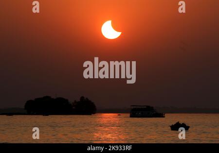 Bhopal, Indiens Bundesstaat Madhya Pradesh. 25. Oktober 2022. Eine partielle Sonnenfinsternis ist in Bhopal, der Hauptstadt des indischen Staates Madhya Pradesh, am 25. Oktober 2022 abgebildet. Quelle: Str/Xinhua/Alamy Live News Stockfoto