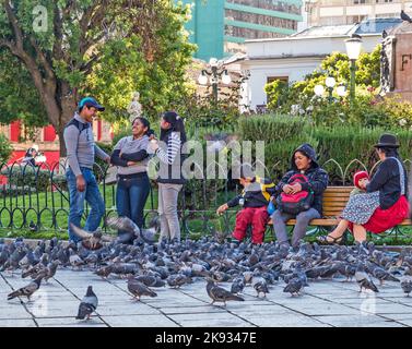 LA PAZ - BOLIVIEN - 17. NOV 2015: Menschen sitzen auf der Plaza Murillo und dem Regierungspalast in La Paz, Bolivien. La Paz ist die weltweit höchste administrative Ca Stockfoto