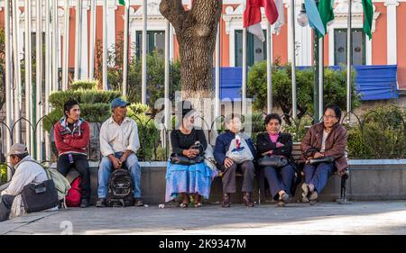 LA PAZ - BOLIVIEN - 17. NOV 2015: Menschen sitzen auf der Plaza Murillo und dem Regierungspalast in La Paz, Bolivien. La Paz ist die weltweit höchste administrative Ca Stockfoto