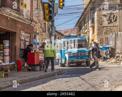 LA PAZ - BOLIVIEN - 17. NOV 2015: Typische Straßenansicht der Altstadt mit Menschen und Bus in La Paz, Bolivien. La Paz ist die höchste Verwaltungsverwaltung der Welt Stockfoto