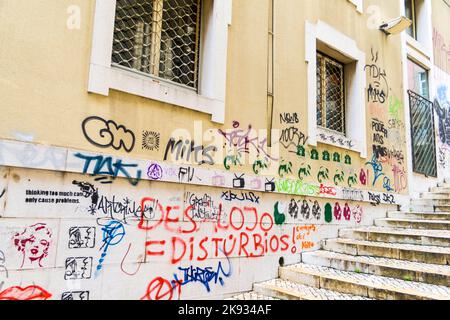 LISSABON, PORTUGAL - 28. DEZ 2008: Fassade in der Altstadt mit Graffiti in Lissabon, Portugal. Besondere Street Art und Graffity Touren werden für Touristen angeboten. Stockfoto