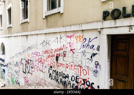 LISSABON, PORTUGAL - 28. DEZ 2008: Fassade in der Altstadt mit Graffiti in Lissabon, Portugal. Besondere Street Art und Graffity Touren werden für Touristen angeboten. Stockfoto