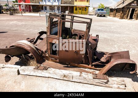 SELIGMAN, USA - JULI 7: Altes faules Auto mit Pflanzen im Inneren an der historischen Route 66 am 7. Juli 2008 in Seligman, USA. Route 66 wurde 1926 erbaut und ursprünglich Stockfoto