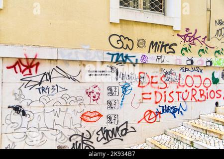 LISSABON, PORTUGAL - 28. DEZ 2008: Fassade in der Altstadt mit Graffiti in Lissabon, Portugal. Besondere Street Art und Graffity Touren werden für Touristen angeboten. Stockfoto