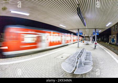 ESCHBON, DEUTSCHLAND - 18. MÄRZ 2010: Am Bahnhof in Eschborn warten die Menschen auf die Ankunft der Linie S3. Das öffentliche Nahverkehrssystem von Frankfurt ist Stockfoto