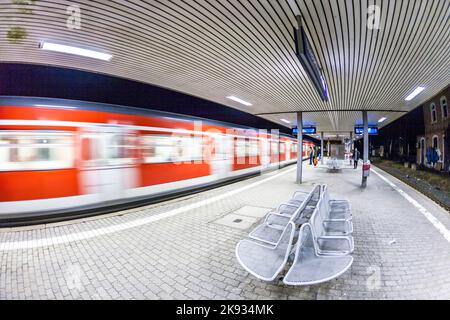 ESCHBON, DEUTSCHLAND - 18. MÄRZ 2010: Am Bahnhof in Eschborn warten die Menschen auf die Ankunft der Linie S3. Das öffentliche Nahverkehrssystem von Frankfurt ist Stockfoto