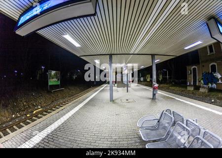 ESCHBON, DEUTSCHLAND - 18. MÄRZ 2010: Leerer Bahnhof in Eschborn, Deutschland, Linie S3. Das Frankfurter Nahverkehrssystem wird von der Firma R betrieben Stockfoto