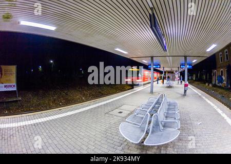 ESCHBON, DEUTSCHLAND - 18. MÄRZ 2010: Ankunft der Linie S3 am Bahnhof in Eschborn, Deutschland. Das Frankfurter Nahverkehrssystem wird vom betrieben Stockfoto