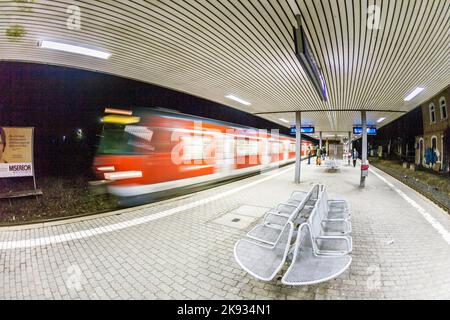 ESCHBON, DEUTSCHLAND - 18. MÄRZ 2010: Am Bahnhof in Eschborn warten die Menschen auf die Ankunft der Linie S3. Das öffentliche Nahverkehrssystem von Frankfurt ist Stockfoto