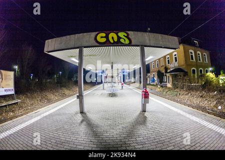 ESCHBON, DEUTSCHLAND - 18. MÄRZ 2010: Leerer Bahnhof in Eschborn, Deutschland, Linie S3. Das Frankfurter Nahverkehrssystem wird von der Firma R betrieben Stockfoto