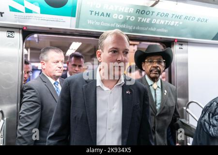 Der Kongressabgeordnete Lee Zeldin, Kandidat der Republikanischen Partei für den Gouverneur bei den Parlamentswahlen, fährt am 25. Oktober 2022 mit der U-Bahn zu Debatten mit der Amtsinhaberin Kathy Hochul Stockfoto