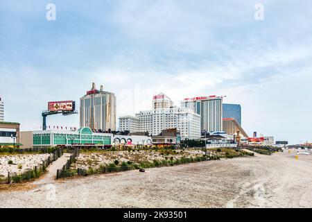 ATLANTIC CITY, NEW JERSEY - 12. JULI 2010: Promenade mit Trump Taj Mahal Resort and Resorts Hotel am Abend Stockfoto