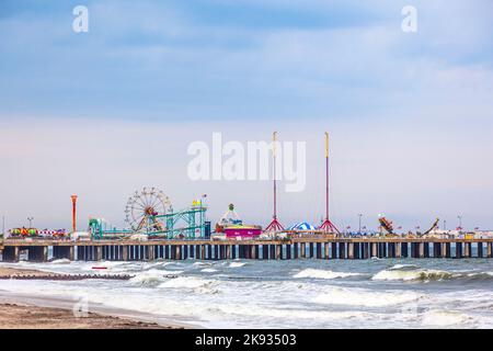 ATLANTIC CITY - 13. JULI: Blick am Abend auf den berühmten Steel Pier am 13. Juli 2010 in Atlantic City, USA. Der Steel Pier von Atlantic City wird für $4,25 verkauft Stockfoto