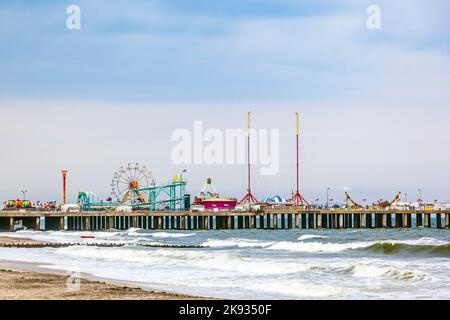 ATLANTIC CITY - 13. JULI 2010: Blick am Abend auf den berühmten Steel Pier in Atlantic City, USA. Der Steel Pier von Atlantic City wird für $4,25 Millionen US-Dollar verkauft Stockfoto