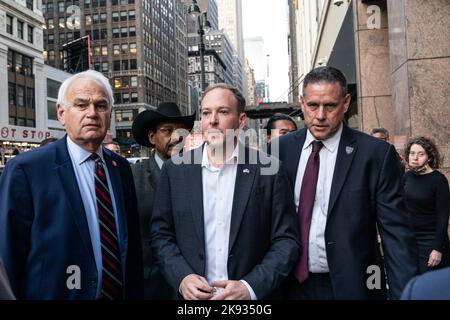 New York, USA. 25. Oktober 2022. Der Kongressabgeordnete Lee Zeldin, Anwärter der Republikanischen Partei für den Gouverneur bei den Parlamentswahlen, spricht vor der Fahrt mit der U-Bahn zu den Debatten mit der Amtsinhaberin Kathy Hochul in New York am 25. Oktober 2022 zu Pressefragen. (Foto von Lev Radin/Sipa USA) Quelle: SIPA USA/Alamy Live News Stockfoto