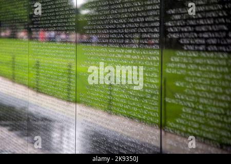 WASH DC -JULI 14: Namen von Vietnam-Kriegsopfer am Vietnam war Veterans Memorial am 14,2010. Juli in Washington DC, USA. Namen in chronologischer Reihenfolge Stockfoto