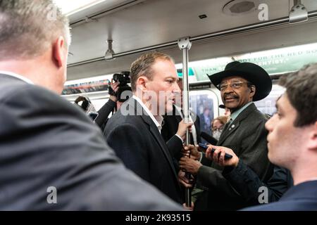 Der Kongressabgeordnete Lee Zeldin, Kandidat der Republikanischen Partei für den Gouverneur bei den Parlamentswahlen, fährt am 25. Oktober 2022 mit der U-Bahn zu Debatten mit der Amtsinhaberin Kathy Hochul Stockfoto