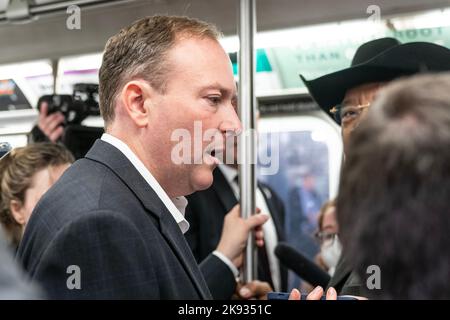 Der Kongressabgeordnete Lee Zeldin, Kandidat der Republikanischen Partei für den Gouverneur bei den Parlamentswahlen, fährt am 25. Oktober 2022 mit der U-Bahn zu Debatten mit der Amtsinhaberin Kathy Hochul Stockfoto