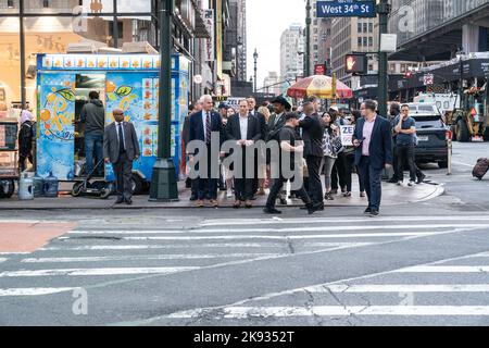 New York, USA. 25. Oktober 2022. Der Kongressabgeordnete Lee Zeldin, Kandidat der Republikanischen Partei für den Gouverneur bei den Parlamentswahlen zu Fuß zur U-Bahn-Station Nehmen Sie am 25. Oktober 2022 eine Fahrt zu den Debatten mit der amtierenden Präsidentschaftskandidatin Kathy Hochul in New York auf. (Foto von Lev Radin/Sipa USA) Quelle: SIPA USA/Alamy Live News Stockfoto