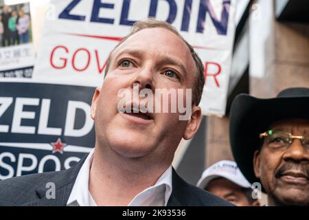 New York, USA. 25. Oktober 2022. Der Kongressabgeordnete Lee Zeldin, Anwärter der Republikanischen Partei für den Gouverneur bei den Parlamentswahlen, spricht vor der Fahrt mit der U-Bahn zu den Debatten mit der Amtsinhaberin Kathy Hochul in New York am 25. Oktober 2022 zu Pressefragen. (Foto von Lev Radin/Sipa USA) Quelle: SIPA USA/Alamy Live News Stockfoto