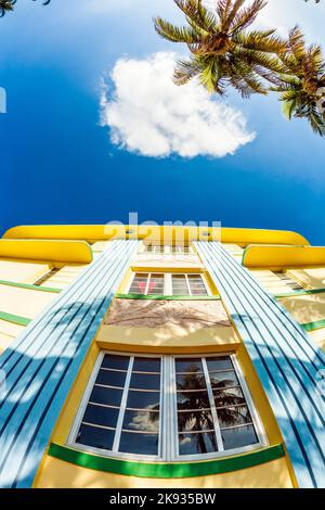 MIAMI, USA - 31. JULI 2010: Fassade des Art-Deco-Gebäudes am Ocean Drive mit Maya Grill Restaurant in Miami, USA. Art déco-Architektur in South Beach i Stockfoto