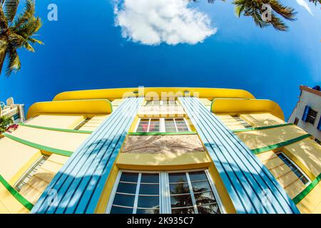 MIAMI, USA - 31. JULI 2010: Fassade des Art-Deco-Gebäudes am Ocean Drive mit Maya Grill Restaurant in Miami, USA. Art déco-Architektur in South Beach i Stockfoto