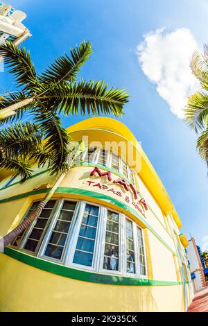 MIAMI, USA - 31. JULI 2010: Fassade des Art-Deco-Gebäudes am Ocean Drive mit Maya Grill Restaurant in Miami, USA. Art déco-Architektur in South Beach i Stockfoto