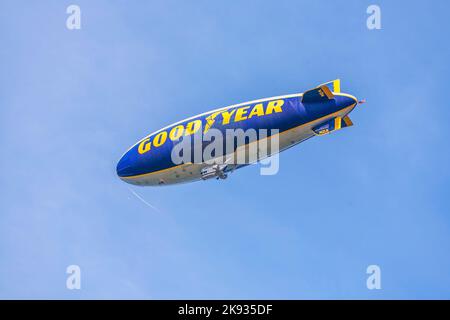 FORT LAUDERDALE, USA - 1. AUG 2010: Der Good Year Blimp Zeppelin, Spirit of Goodyear (mit markantem gelben Streifen), fliegt über Fort Lauderdale, USA Stockfoto