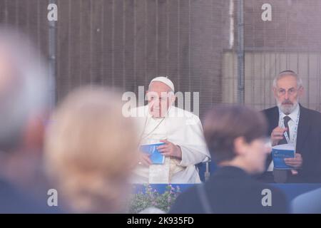 Rom, Italien. 25. Oktober 2022. Papst Franziskus bei der Friedensgebetszeremonie vor dem Kolosseum in Rom (Foto: © Matteo Nardone/Pacific Press via ZUMA Press Wire) Stockfoto