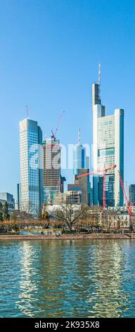 FRANKFURT, DEUTSCHLAND - 3. MÄRZ 2013: Skyline von Frankfurt, Deutschland. Frankfurt ist der größte Finanzplatz in Kontinentaleuropa. Entnommen aus Eisener Stockfoto