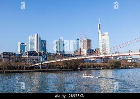 FRANKFURT - 2. MÄRZ 2013: Menschen an der Holbein-Brücke. Sie geht an das Kunstmuseum in Frankfurt am Main. Es war 1990 als Tempo geplant Stockfoto