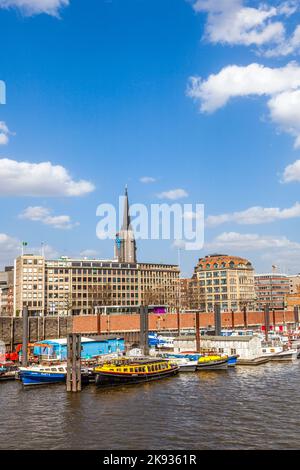 HAMBURG, DEUTSCHLAND - 18. APRIL 2013: Boote in einem Kanal in der Baumwall-Gegend in Hamburg. Stockfoto