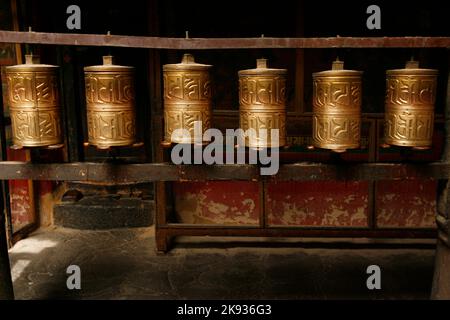 Gebetsräder im Jokhang Tempel, Lhasa, Tibet, China. Stockfoto