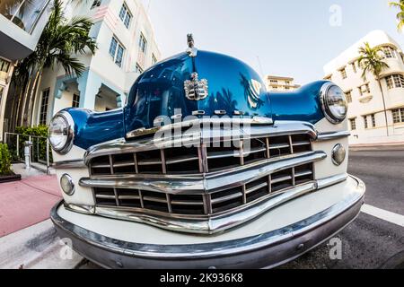 MIAMI, USA - AUG 18, 2014 : Dodge Vintage Auto geparkt am Ocean Drive in Miami Beach, Florida. Die Art déco-Architektur in South Beach ist eine der wichtigsten Stockfoto