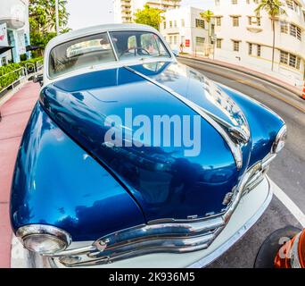 MIAMI, USA - AUG 18, 2014 : Dodge Vintage Auto geparkt am Ocean Drive in Miami Beach, Florida. Die Art déco-Architektur in South Beach ist eine der wichtigsten Stockfoto